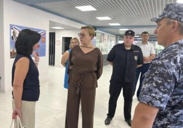Елена Лапушкина проверила ход подготовки к голосованию избирательных участков в Волжском районе