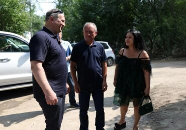 Иван Носков проверил ход благоустройства двора по проспекту Кирова