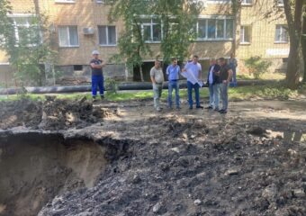 В Самаре на Мехзаводе устраняют протечку канализации