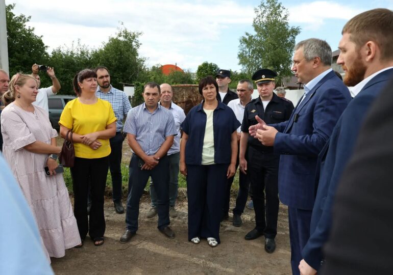 Иван Носков проверил обустройство центральной дороги микрорайона Орловского