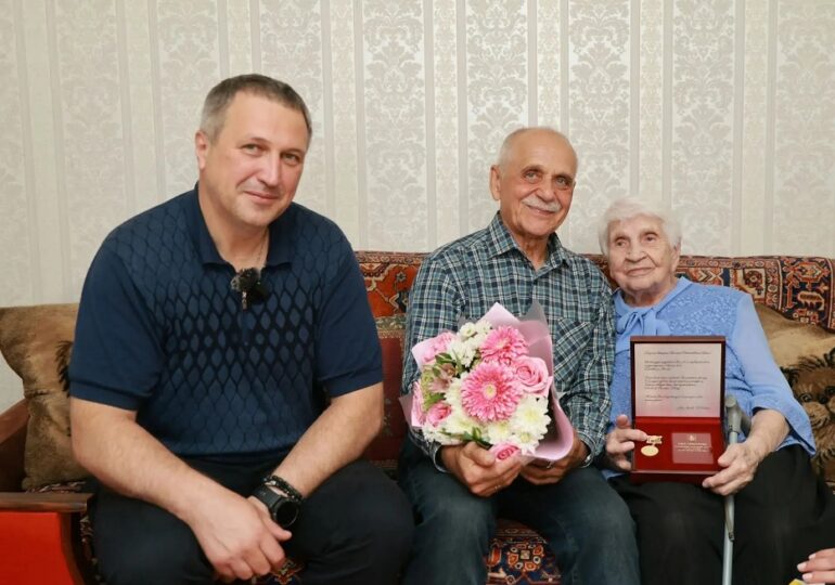 Иван Носков вручил памятный нагрудный знак участнице ВОВ