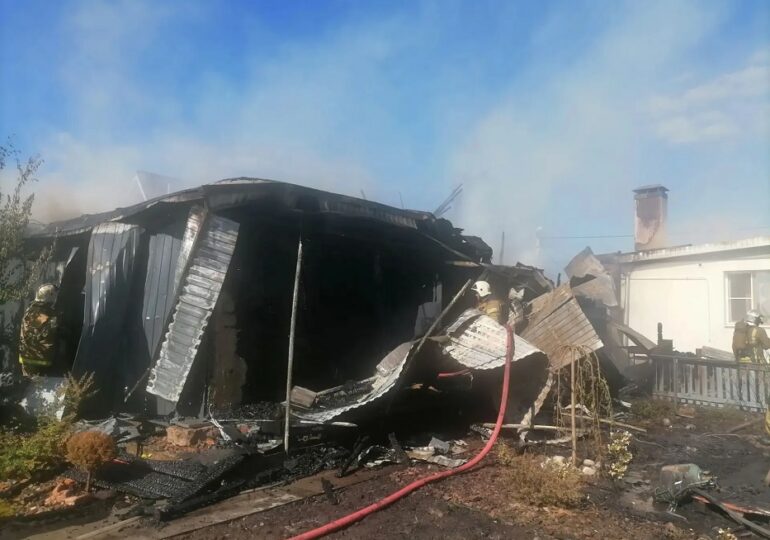 В Волжском районе потушили дом и надворные постройки