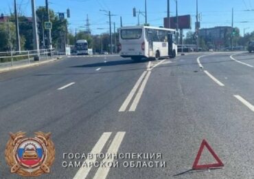 В Самаре велосипедист столкнулся с автобусом