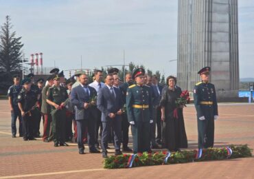 В Самаре возложили цветы к Вечному огню на площади Славы