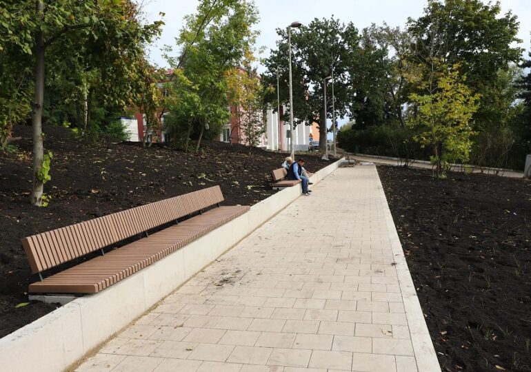 В сквере у ДК «Искра» благоустроили почти 6 тыс. кв. м территории