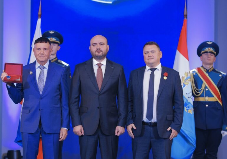Вячеслав Федорищев вручил награды работникам сызранского машиностроительного предприятия