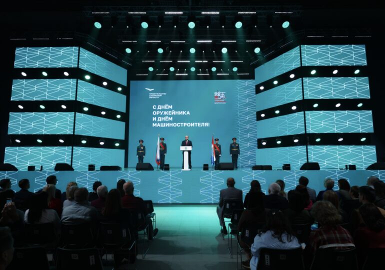 Губернатор Вячеслав Федорищев вручил оружейникам и машиностроителям награды