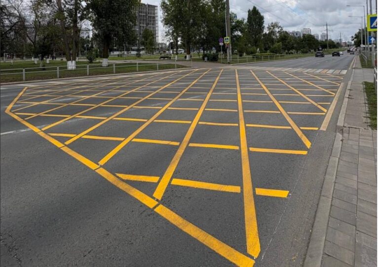 В Самаре продолжают наносить разметку «вафельница»