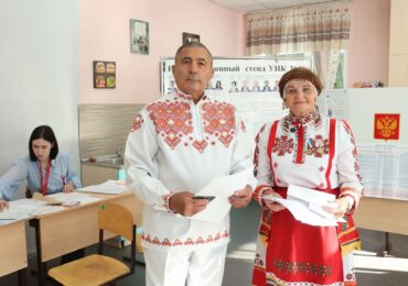 Жители Самарской области голосуют в национальных костюмах