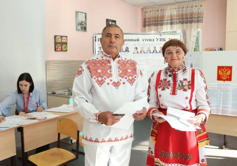 Жители Самарской области голосуют в национальных костюмах
