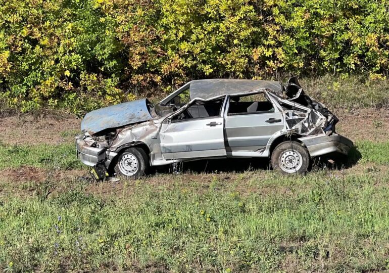 В Самарской области автомобиль опрокинулся в кювет