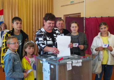 В Самаре на выборах проголосовала многодетная семья Шкатовых