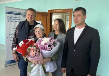 Иван Носков поздравил с юбилеем ветерана труда РФ Клавдию Кулькову