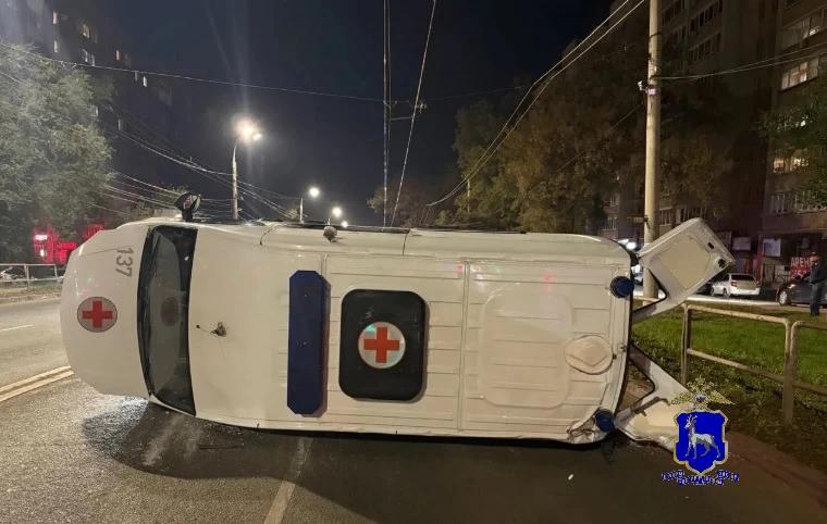 В Кировском районе Самары автомобиль столкнулся со скорой помощью