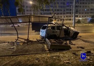В Самаре кроссовер врезался в остановку