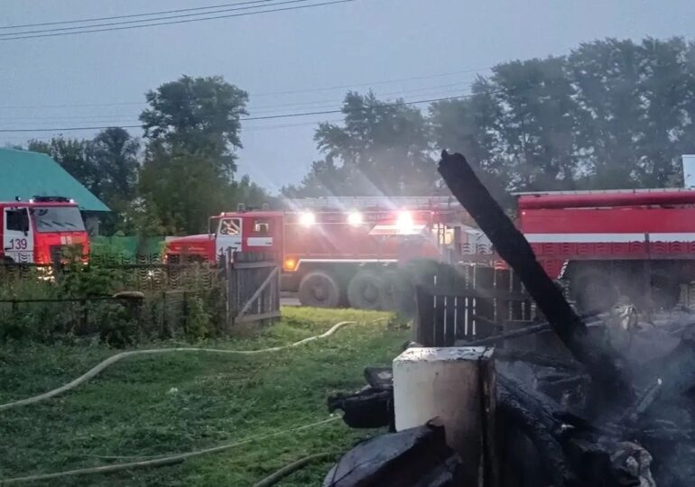 В Самарской области потушили пожар на площади 100 кв. м