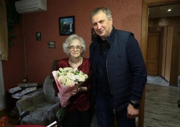 Иван Носков поздравил ветерана труда Беллу Скоробогатову