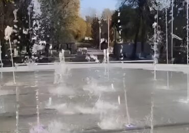 Иван Носков проверил тестовый запуск фонтана в парке Щорса
